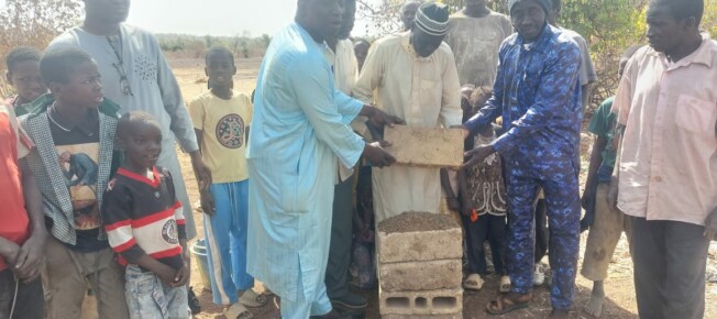 Pose de la première pierre par Ténémakan Keita